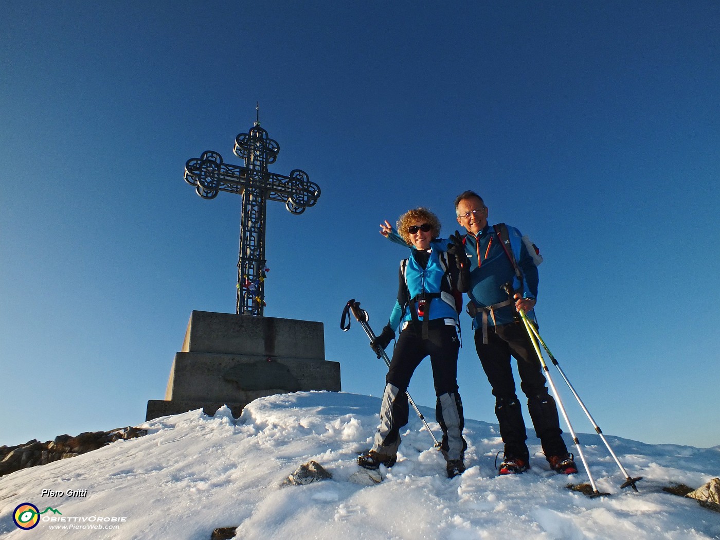 91 Alla croce di vetta del Cornizzolo (1240 m), terza cima.JPG